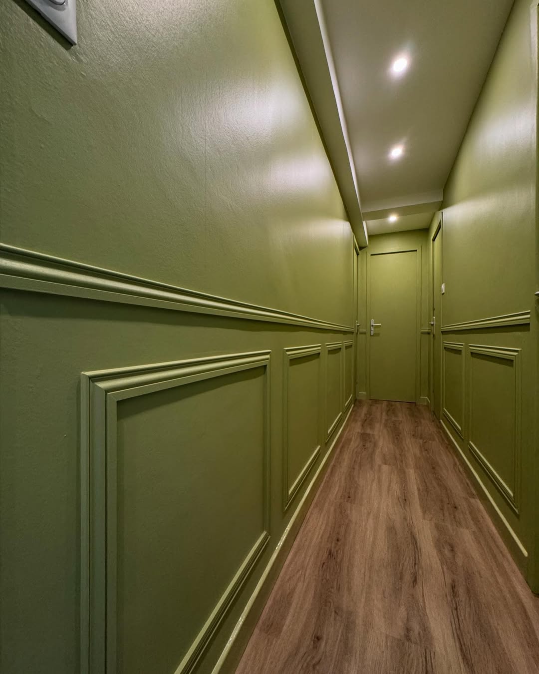 Couloir avec moulures